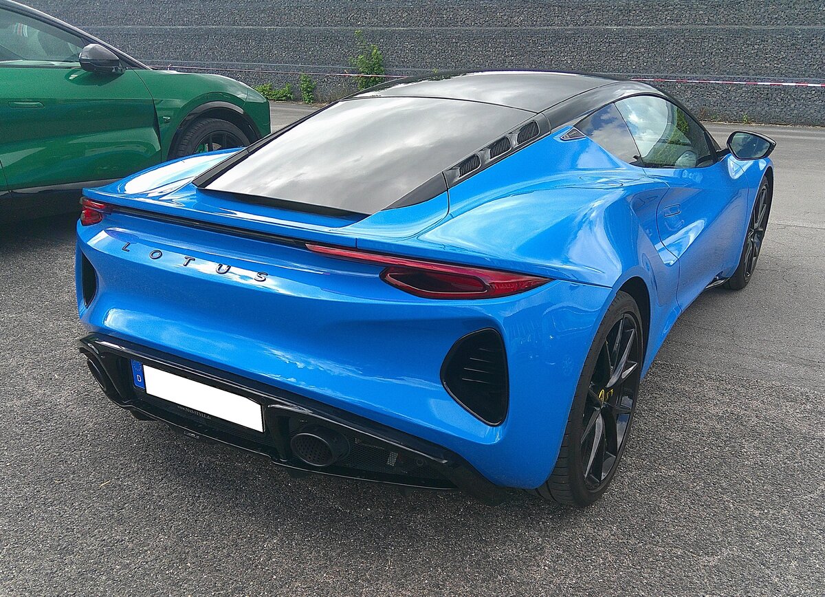 Heckansicht eines Lotus Emira First Edition im Farbton seneca blue. 10. BCMM ( B ritish C ar M otorcycle M eeting) am 19.07.2026 an Mo´s Bikertreff in Krefeld.