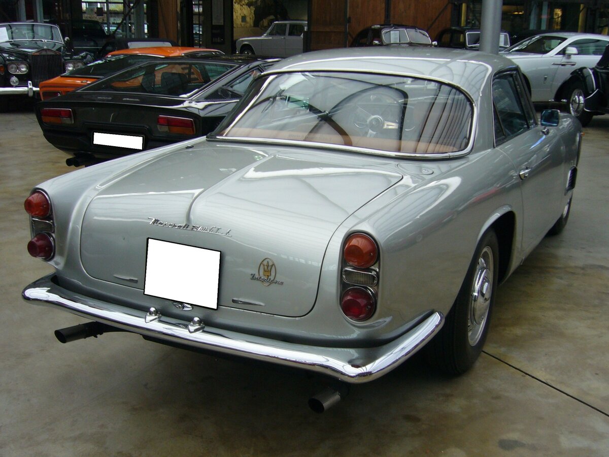 Heckansicht eines Maserati 3500 GTi aus dem Jahr 1963. Classic Remise Düsseldorf am 23.11.2021.