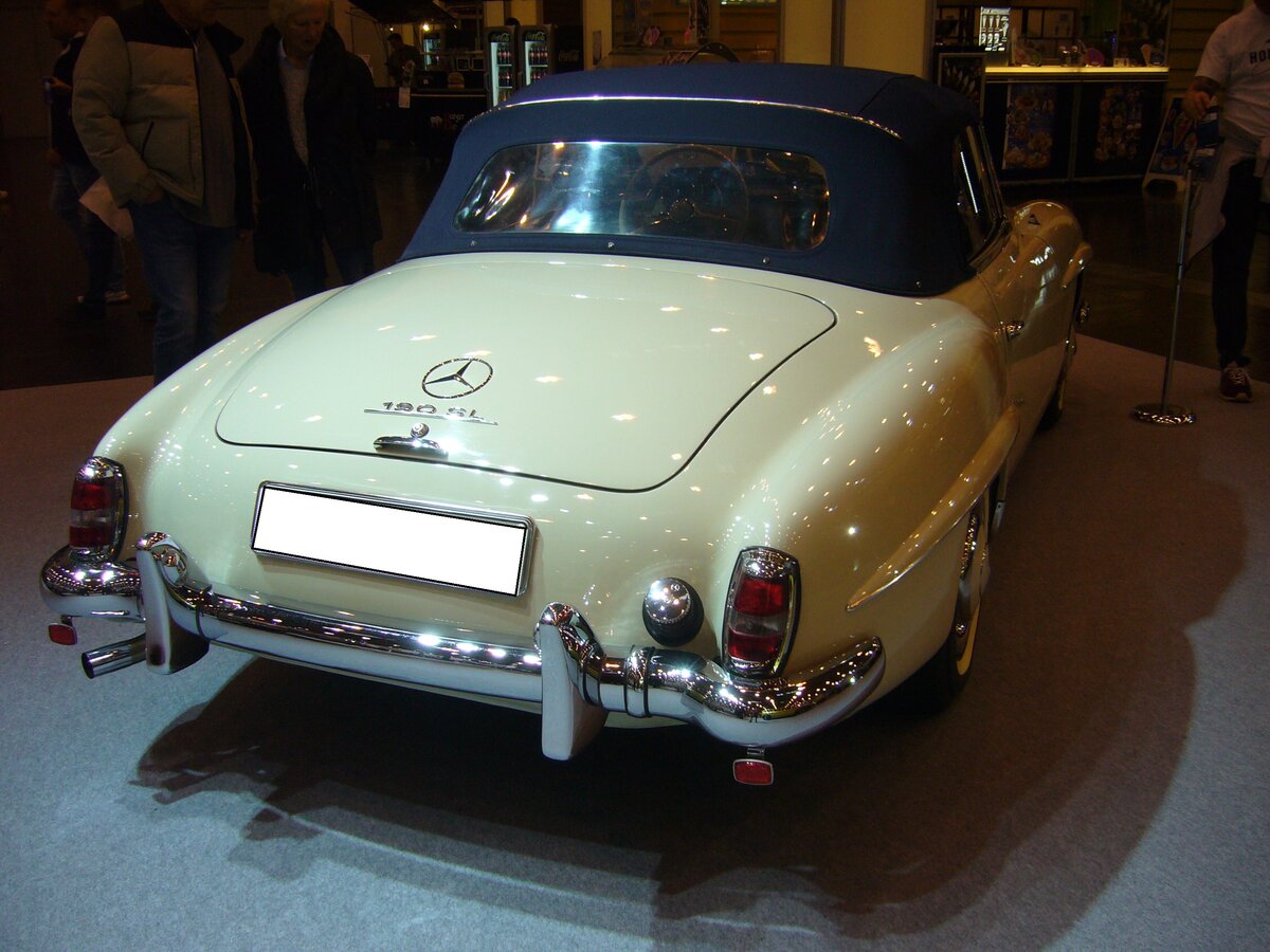 Heckansicht eines Mercedes Benz 190 SL W121 B II aus dem Jahr 1962. Essen Motor Show am 06.12.2022.