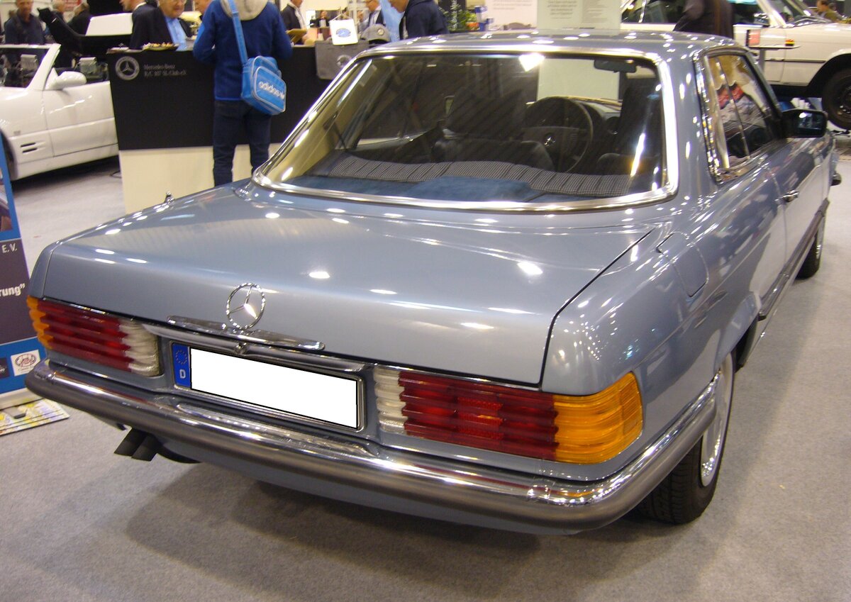 Heckansicht eines Mercedes Benz C107 280SLC. Techno Classica Essen am 13.04.2023.