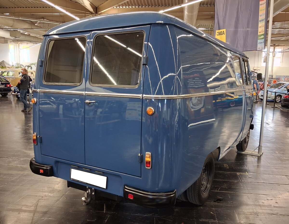 Heckansicht eines Mercedes Benz L319 im Farbton Mercedesblau 5335 aus dem Jahr 1966. Techno Classica Salon in Dortmund am 25.09.2026.