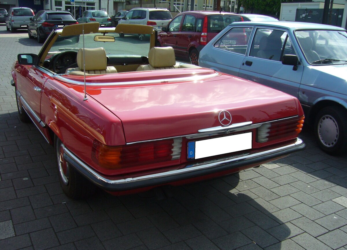 Heckansicht eines Mercedes Benz R107. Oldtimertreffen in Heiligenhaus am 22.05.2022.