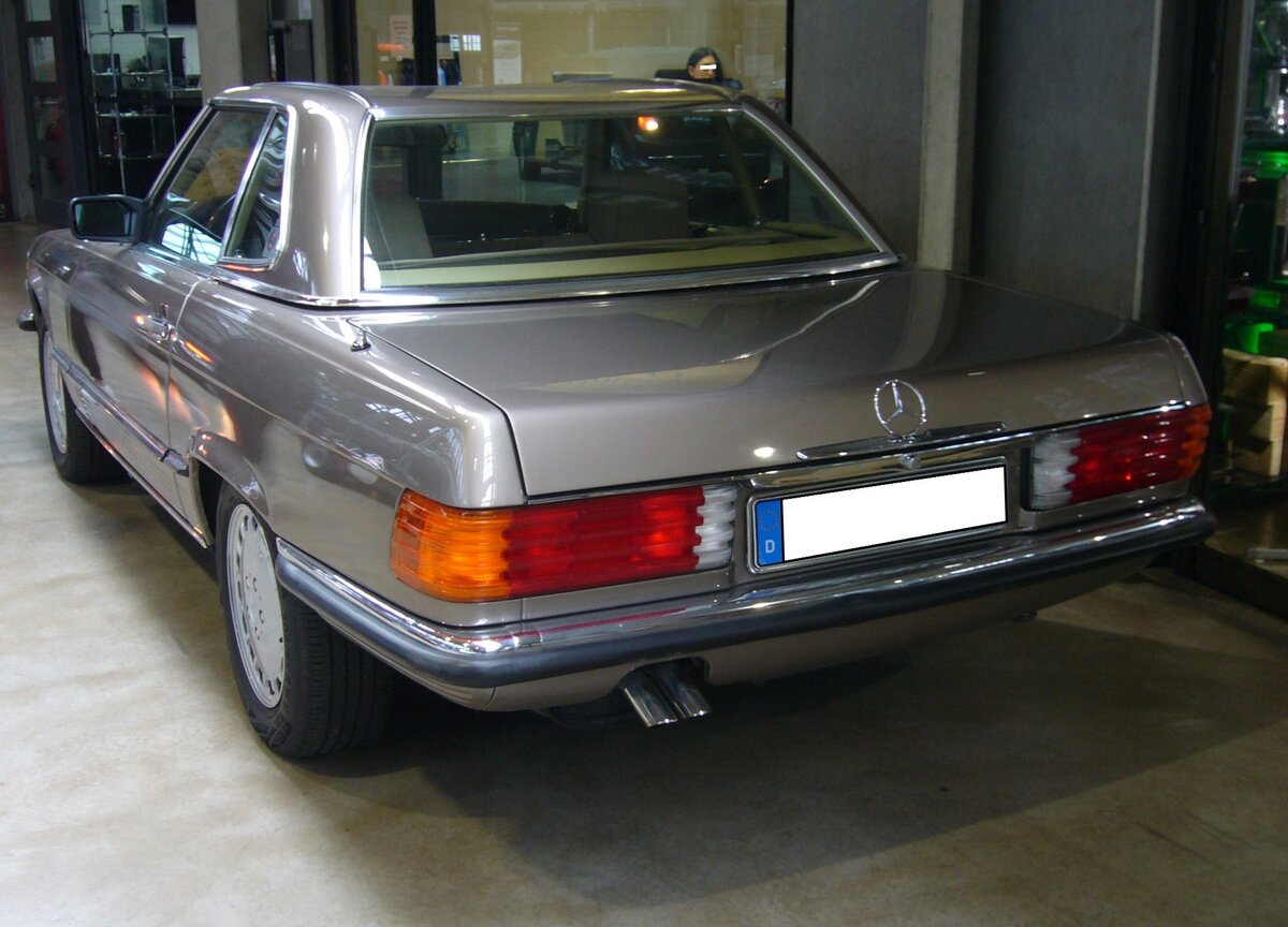 Heckansicht eines Mercedes Benz R107 560SL aus dem Jahr 1987. Im Jahr 1971 wurde die Baureihe R107 als Nachfolger des so genannten  Pagoden-Mercedes  vorgestellt. Im Laufe der 19-jährigen Produktionszeit der SL-Baureihe gab es einige optische und etliche technische Veränderungen. Der hier gezeigte 560SL war ab dem Jahr 1985 motortechnisch das stärkste Modell dieser Modellreihe. Ursprünglich wurde dieser Motor für die Exportmodelle in die USA und Japan verbaut. Später wurde diese Motorisierung auch in Europa angeboten. Der V8-Motor hat einen Hubraum von 5547 cm³ und leistet 230 PS. Classic Remise Düsseldorf am 26.02.2024.