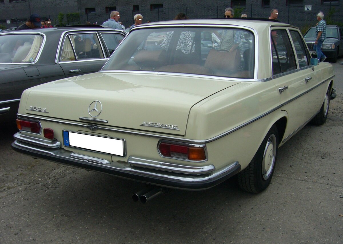 Heckansicht eines Mercedes Benz W108 280S Automatic. Oldtimertreffen an der  Alten Dreherei  in Mülheim an der Ruhr am 19.06.2022.