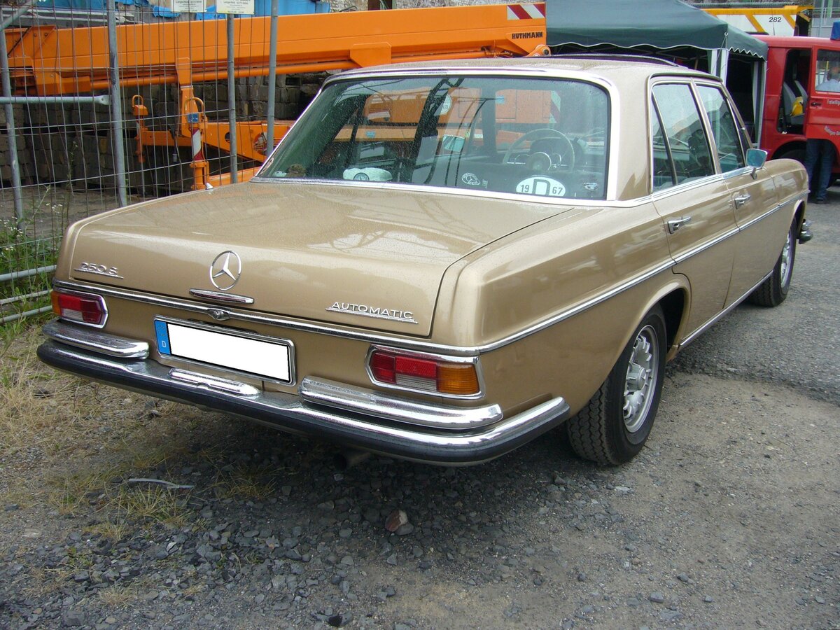 Heckansicht eines Mercedes Benz W108 II 250S Automatic aus dem Jahr 1967. Oldtimertreffen an der  Alten Dreherei  in Mülheim an der Ruhr am 19.06.2022.