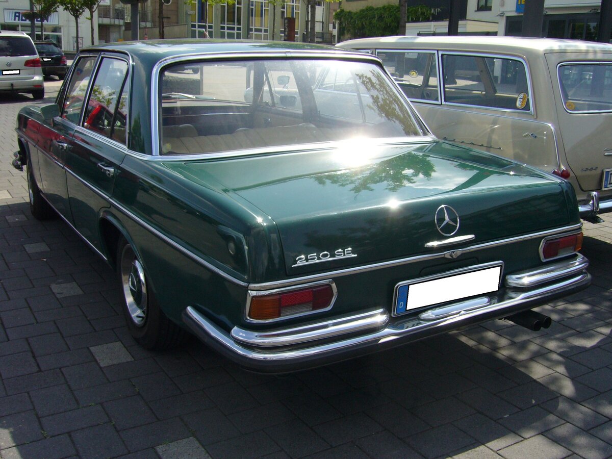 Heckansicht eines Mercedes Benz W108-III 250SE. Oldtimertreffen in Heiligenhaus am 22.05.2022.