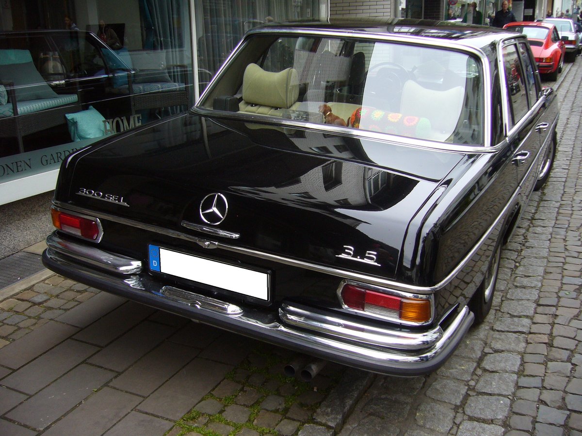 Heckansicht eines Mercedes Benz W109 300SEL 3.5. 1969 - 1972. Oldtimertreffen Essen-Kettwig am 01.05.2018.
