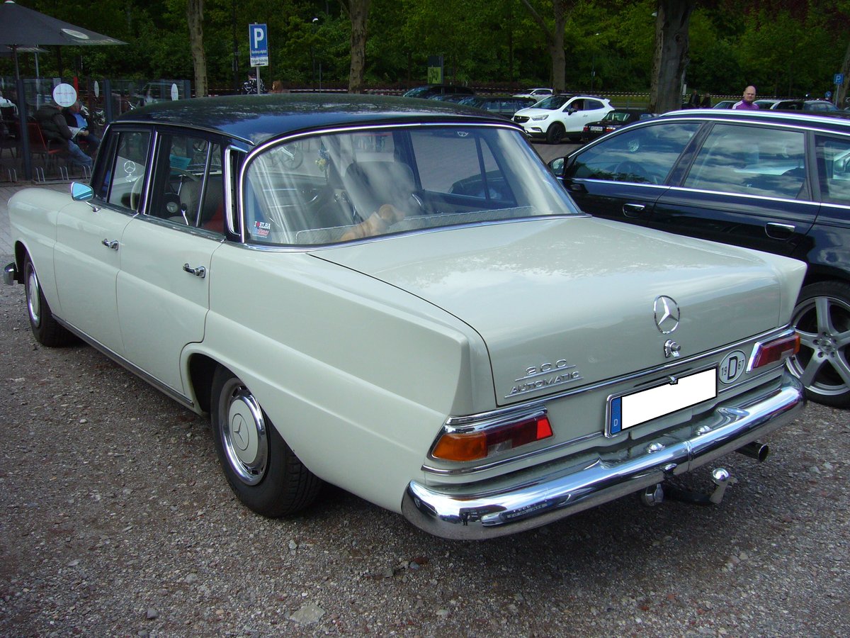 Heckansicht eines Mercedes Benz W110 200 Automatic aus dem Modelljahr 1967. Youngtimertreffen Zeche Ewald in Herten am 12.05.2019.