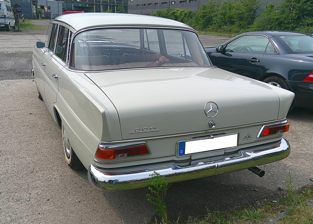 Heckansicht eines Mercedes Benz W110 200 der Modelljahre 1965 bis 1968. Besucherparkplatz der  Alten Dreherei  in M�lheim an der Ruhr am 31.05.2026. 