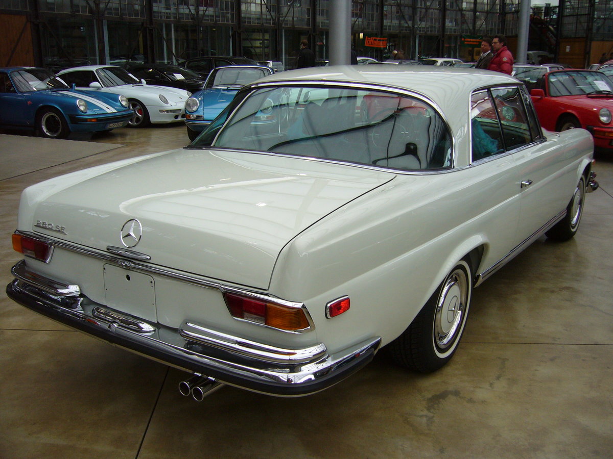 Heckansicht eines Mercedes Benz W111 E28 Coupe. 1967 - 1971. Classic Remise Düsseldorf am 20.03.2016.