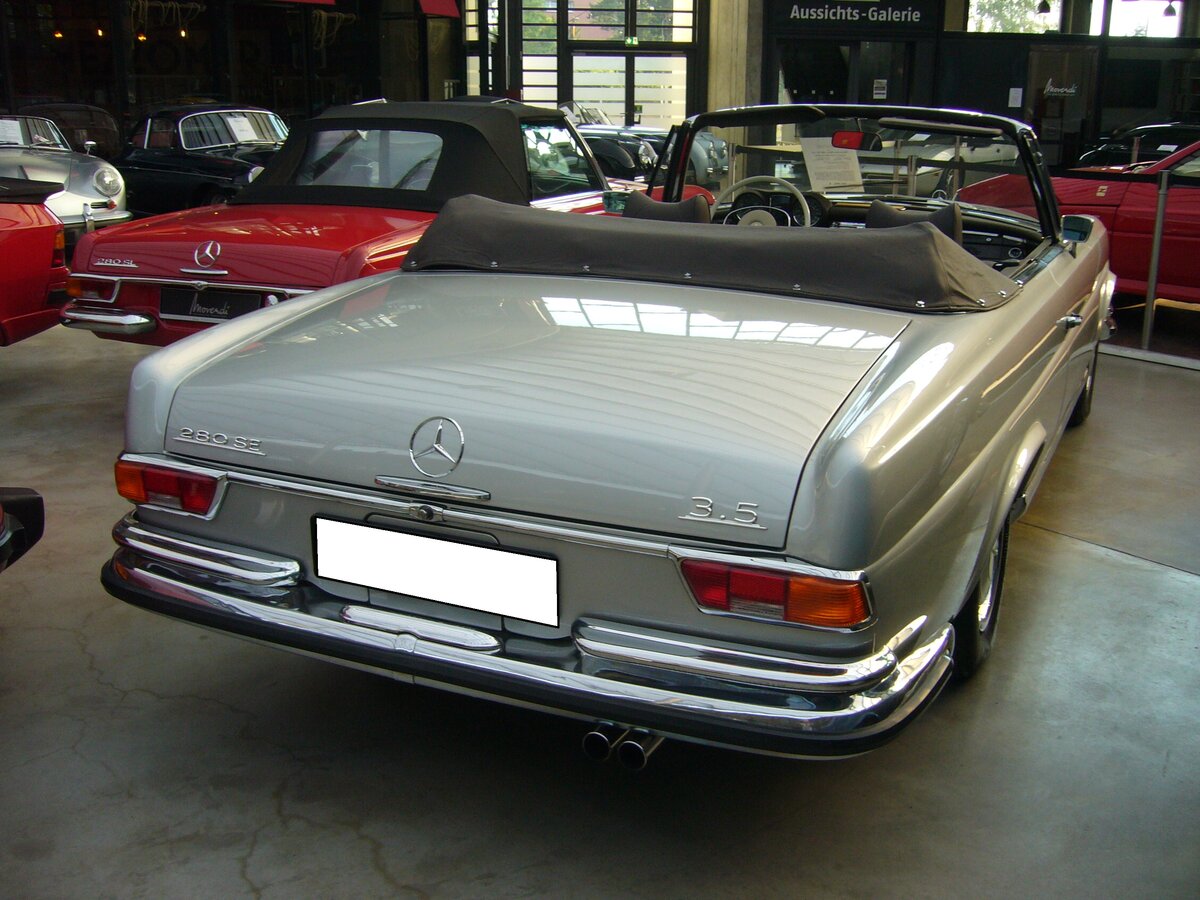 Heckansicht eines Mercedes Benz W111 E35/1 Cabriolet, auch 280SE 3.5 genannt. Classic Remise Düsseldorf am 20.07.2022.