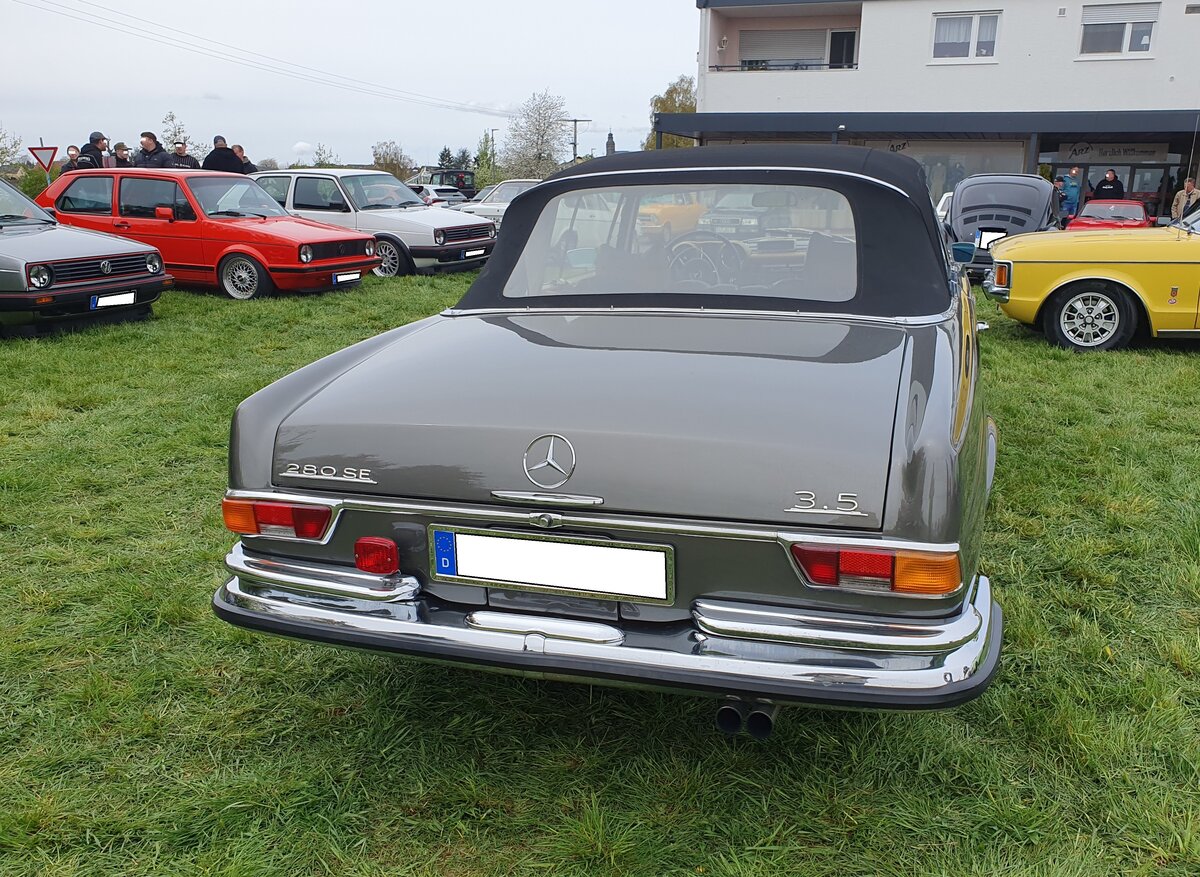 Heckansicht eines Mercedes Benz W111 E35/1 280SE 3.5 Cabriolet im Farbton anthrazitmetallic. Oldtimertreffen Lorch-Ransel am 12.04.2026.
