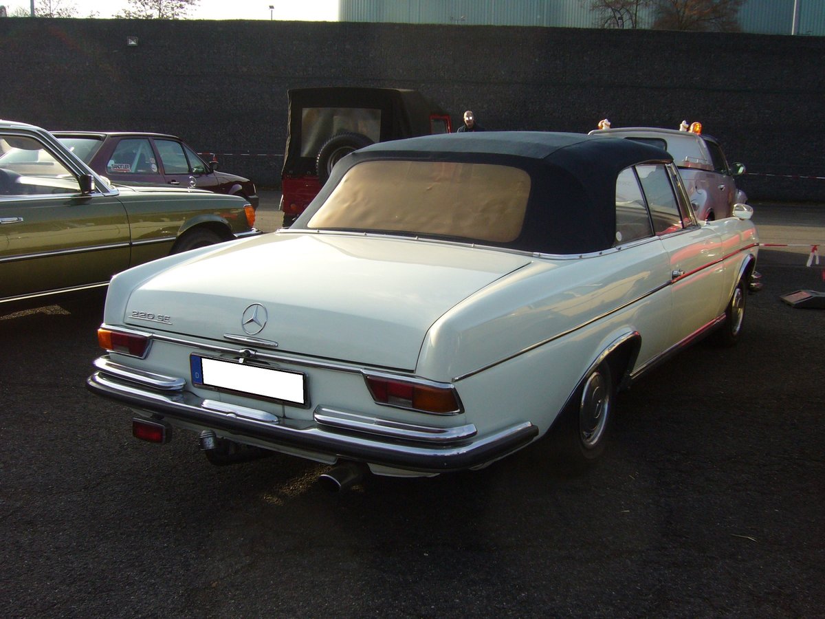 Heckansicht eines Mercedes Benz W111-3 Cabriolet. Oldtimertreffen an Mo´s Bikertreff in Krefeld am 26.01.2020.