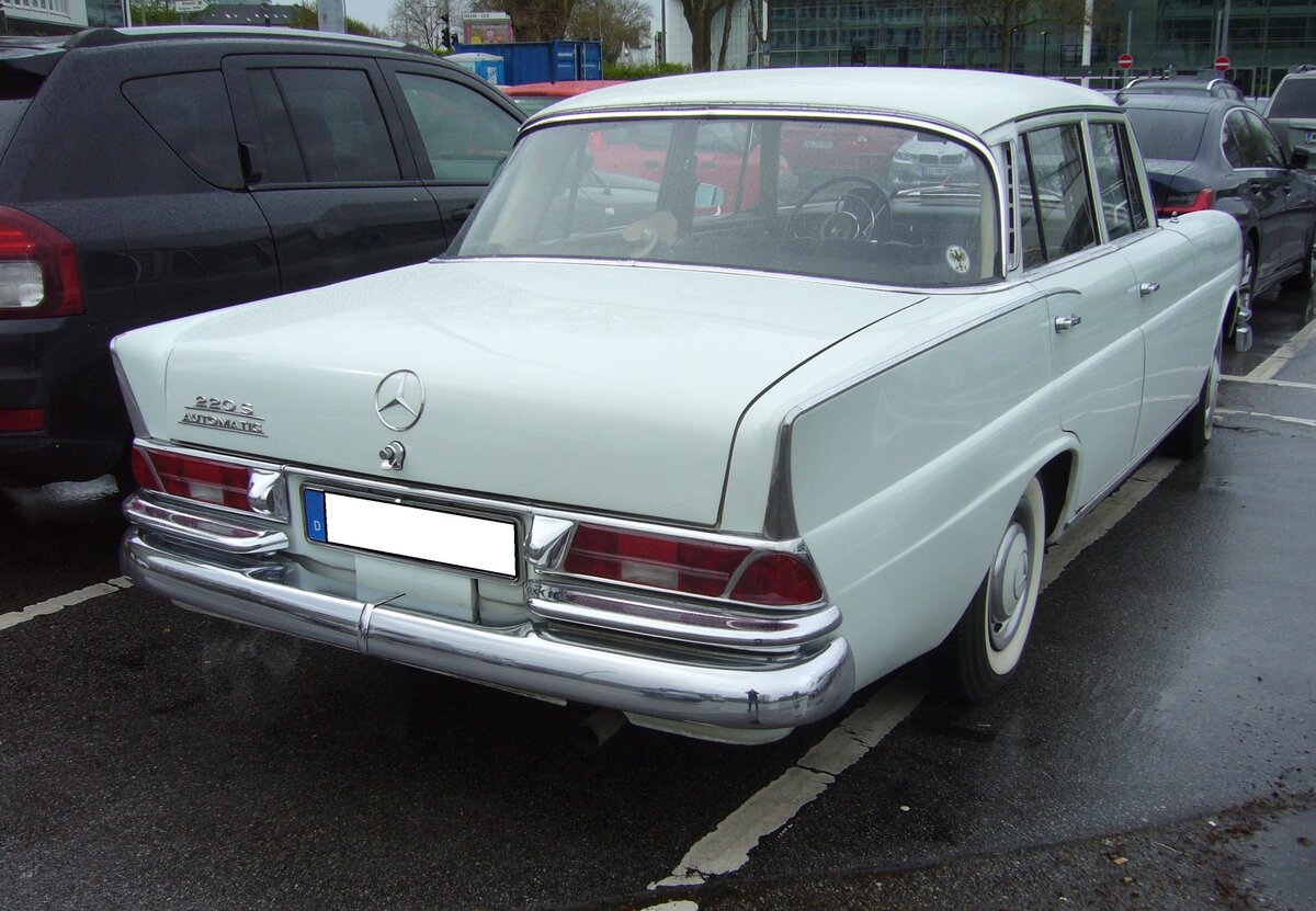 Heckansicht eines Mercedes Benz W111/2 220SEb Automatic aus dem Jahr 1962. Besucherparkplatz der Techno Classica Essen am 03.04.2024.
