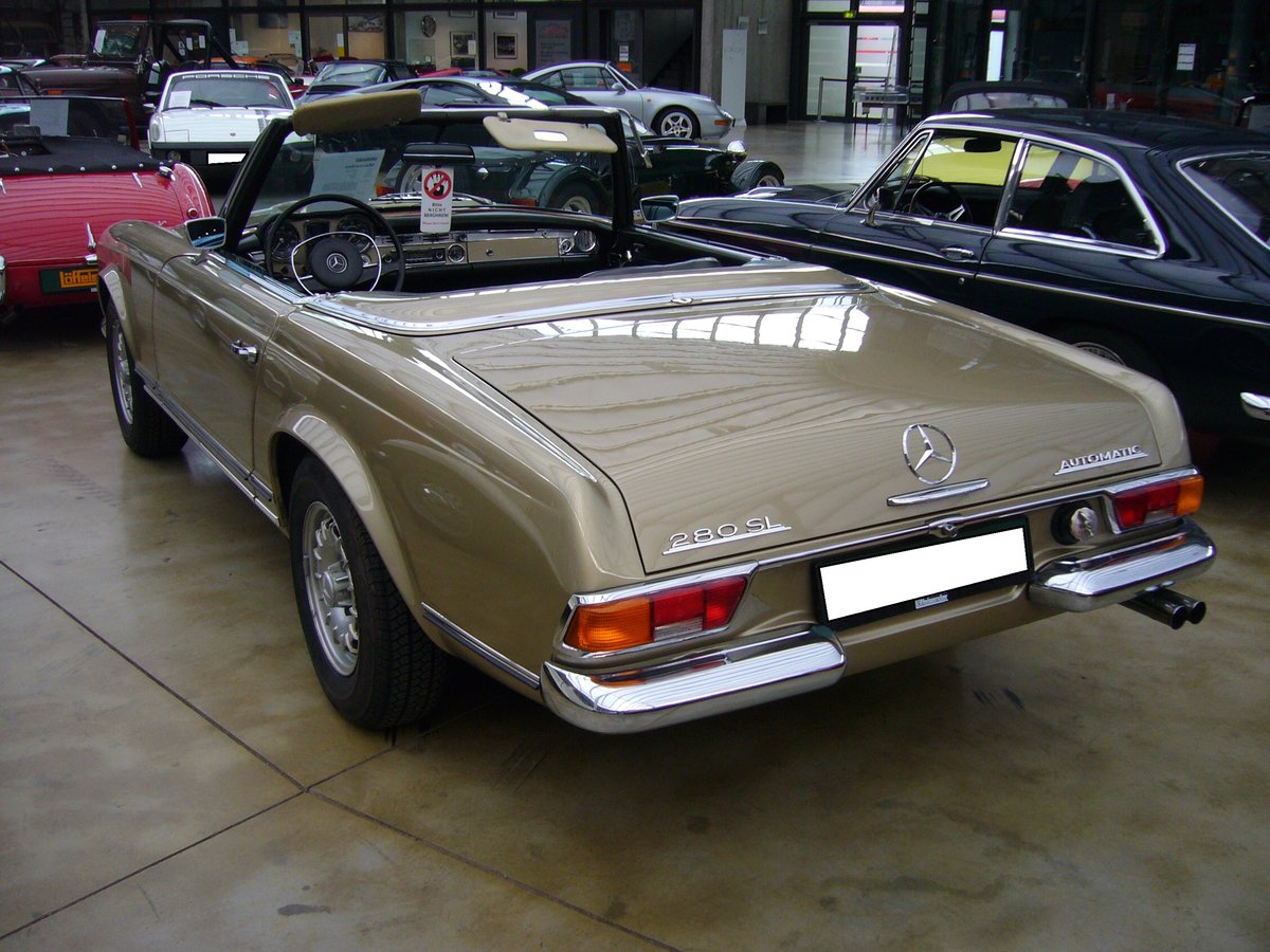 Heckansicht eines Mercedes Benz W113 E 28. 1968 - 1971. Classic Remise Düsseldorf am 09.08.2016.