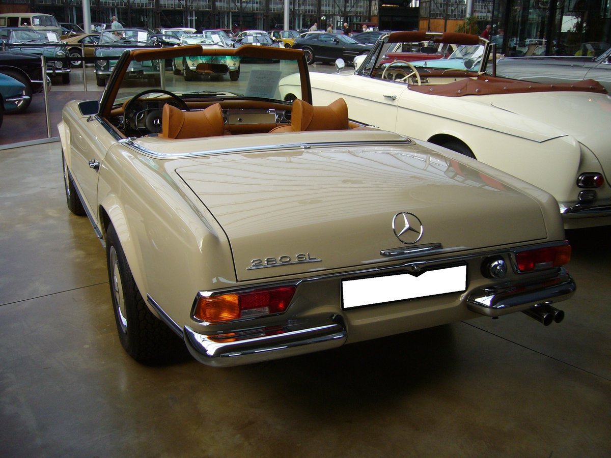 Heckansicht eines Mercedes Benz W113 E28 im Farbton hellbeige 181. Classic Remise Düsseldorf am 19.07.2020.