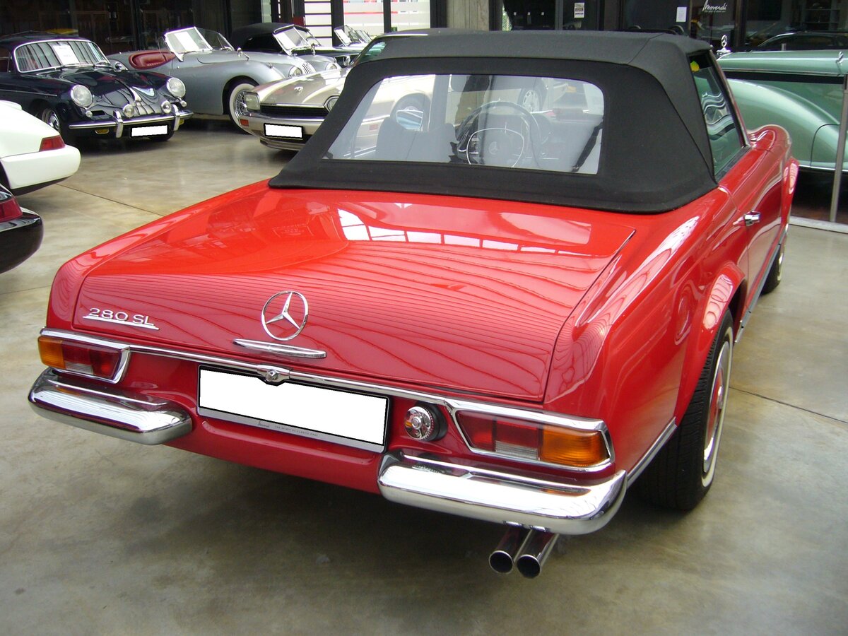 Heckansicht eines Mercedes Benz W113 280SL im Farbton signalrot aus dem Jahr 1971. Classic Remise Düsseldorf am 26.05.2022.