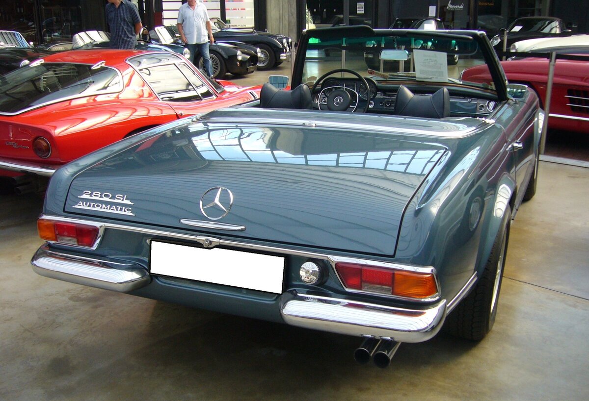 Heckansicht eines Mercedes Benz W113 (E28) 280SL aus dem Jahr 1971 im Farbton DB396 blaumetallic. Produziert wurde der Typ in den Jahren von 1968 bis 1971. Als Typ 230SL war der Zweisitzer bereits im Jahr 1963 erschienen. Der 280 SL war das stärkste Modell der sogenannten  Pagoden-Baureihe . Als 280SL verkaufte sich das Modell genau 23.885 mal. Der Sechszylinderreihenmotor leistet 170 PS aus einem Hubraum von 2778 cm³. Die Höchstgeschwindigkeit wurde damals mit 200 km/h angegeben. Der gezeigte 280SL ist mit einem Automaticgetriebe ausgerüstet. Classic Remise Düsseldorf am 12.07.2023.