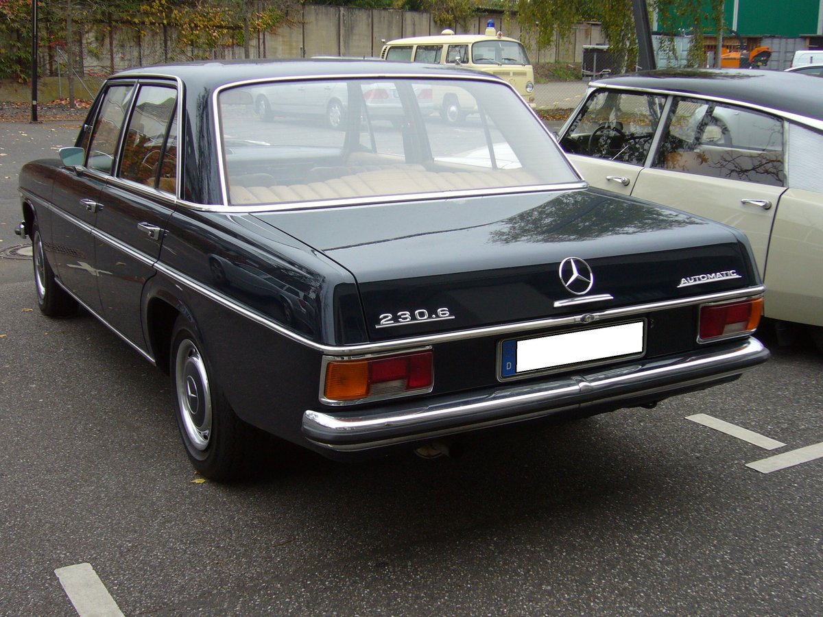 Heckansicht eines Mercedes Benz W114 V23 des Modelljahres 1972. Besucherparkplatz der Düsseldorfer Classic Remise am 31.10.2017.