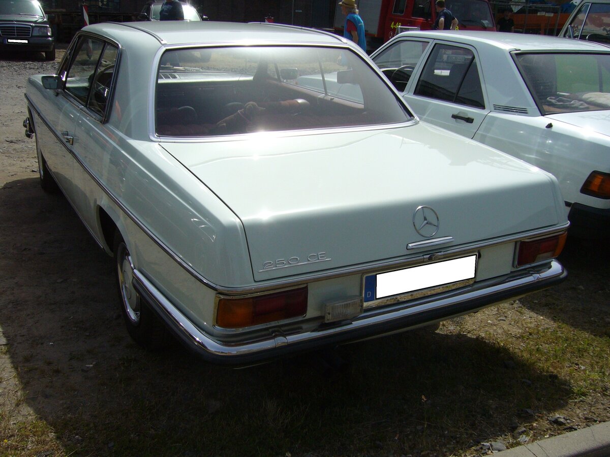 Heckansicht eines Mercedes Benz W114 250CE Coupe. Oldtimertreffen an der  Alten Dreherei  in Mülheim an der Ruhr am 18.06.2022.