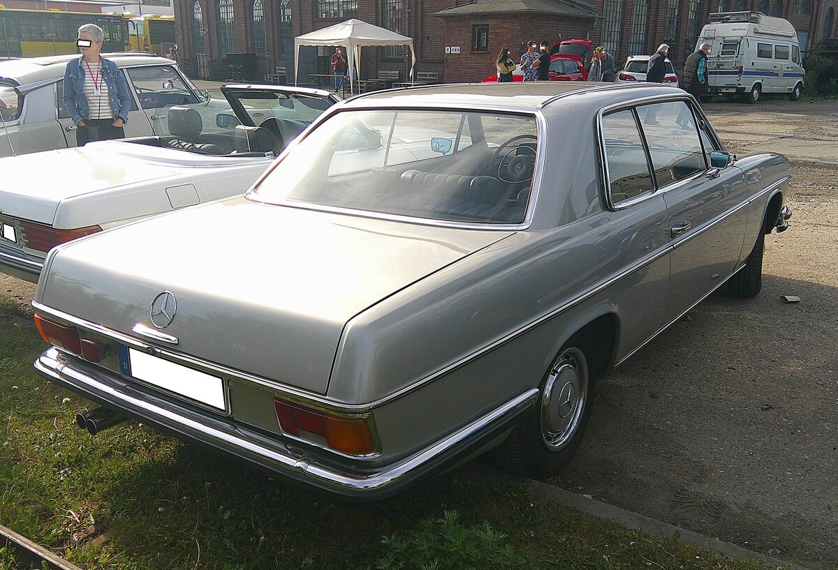 Heckansicht eines Mercedes Benz W114 280CE. Sammelplatz zur Landpartie des AMC M�lheim/Ruhr am 03.05.2026.