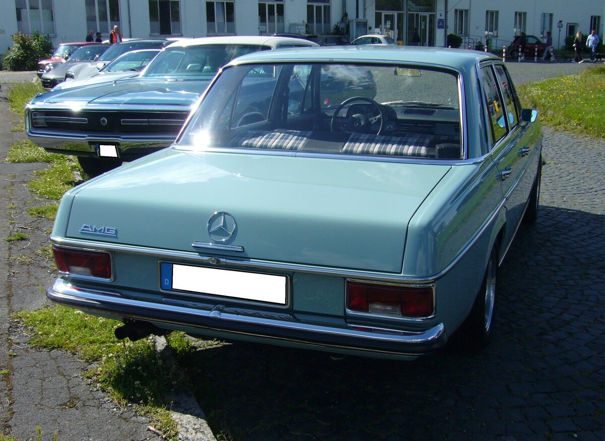 Heckansicht eines Mercedes Benz W114/W115. Oldtimertreffen Flughafen Essen/Mülheim am 06.06.2022.