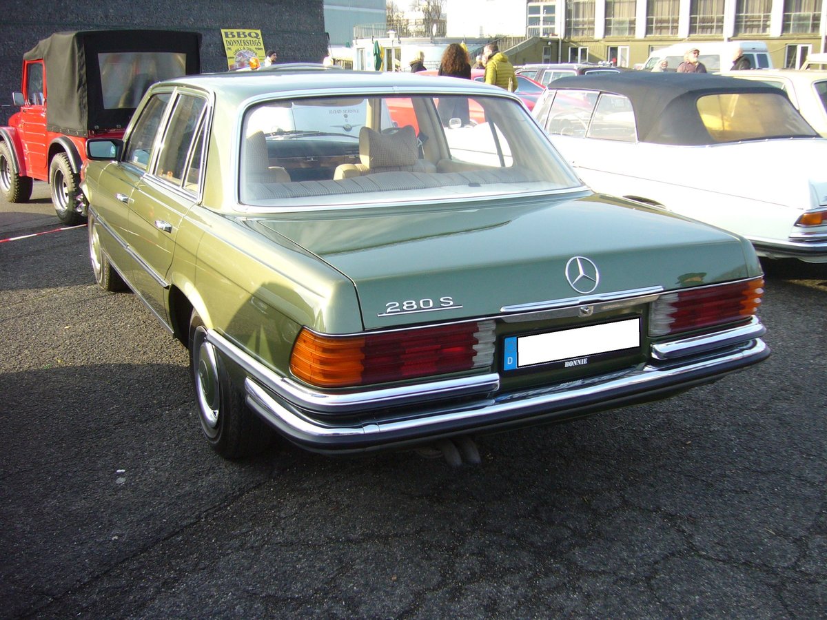 Heckansicht eines Mercedes Benz W116 280S. Oldtimertreffen an Mo´s Bikertreff in Krefeld am 26.01.2020.
