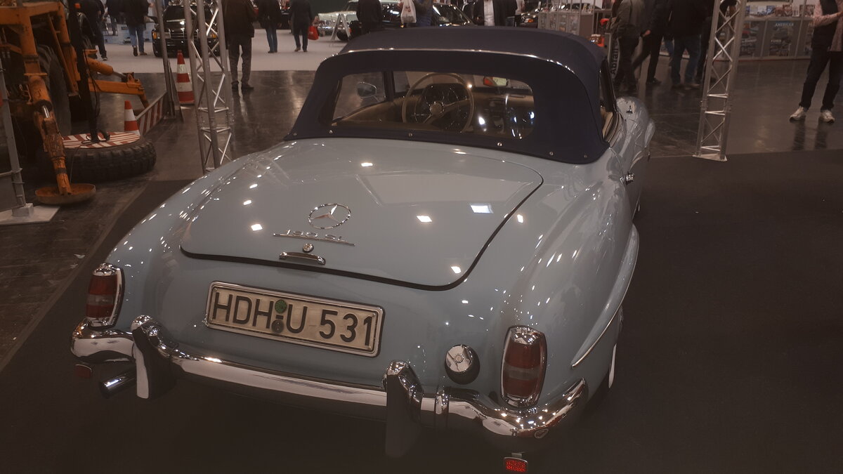Heckansicht eines Mercedes Benz W121 B II 190SL im Farbton horizontblau aus dem Jahr 1962. Retro Classics in Essen am 09.04.2026.