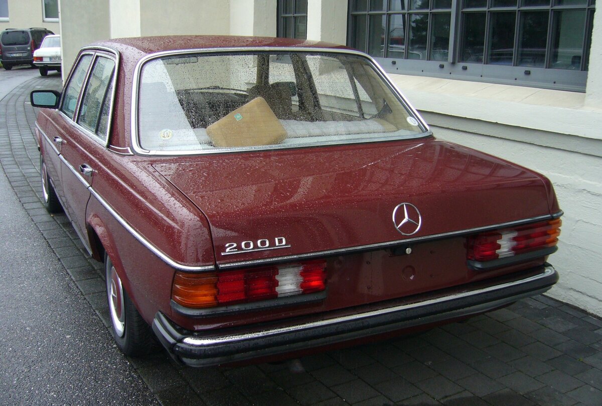 Heckansicht eines Mercedes Benz W123 200D. Besucherparkplatz der Düsseldorfer Classic Remise am 26.02.2024.