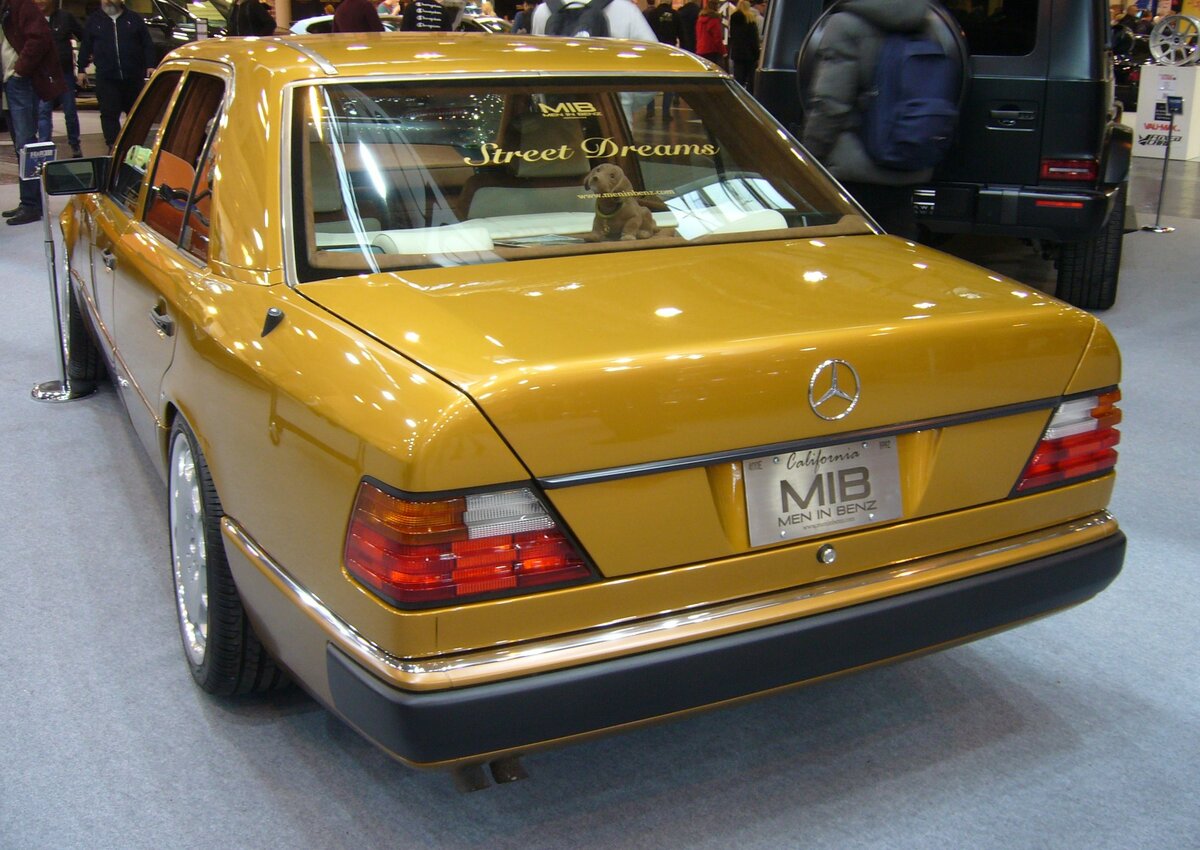 Heckansicht eines Mercedes Benz W124 400E aus dem Jahr 1992 in USA-Ausführung. Essen Motorshow am 06.12.2023.