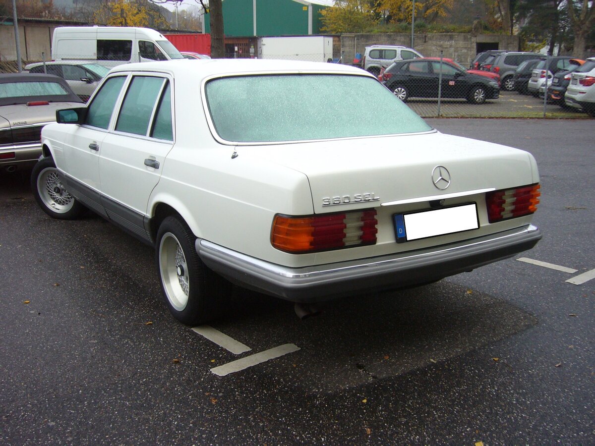 Heckansicht eines Mercedes Benz W126 380SEL. Besucherparkplatz der Düsseldorfer Classic Remise am 23.11.2021.
