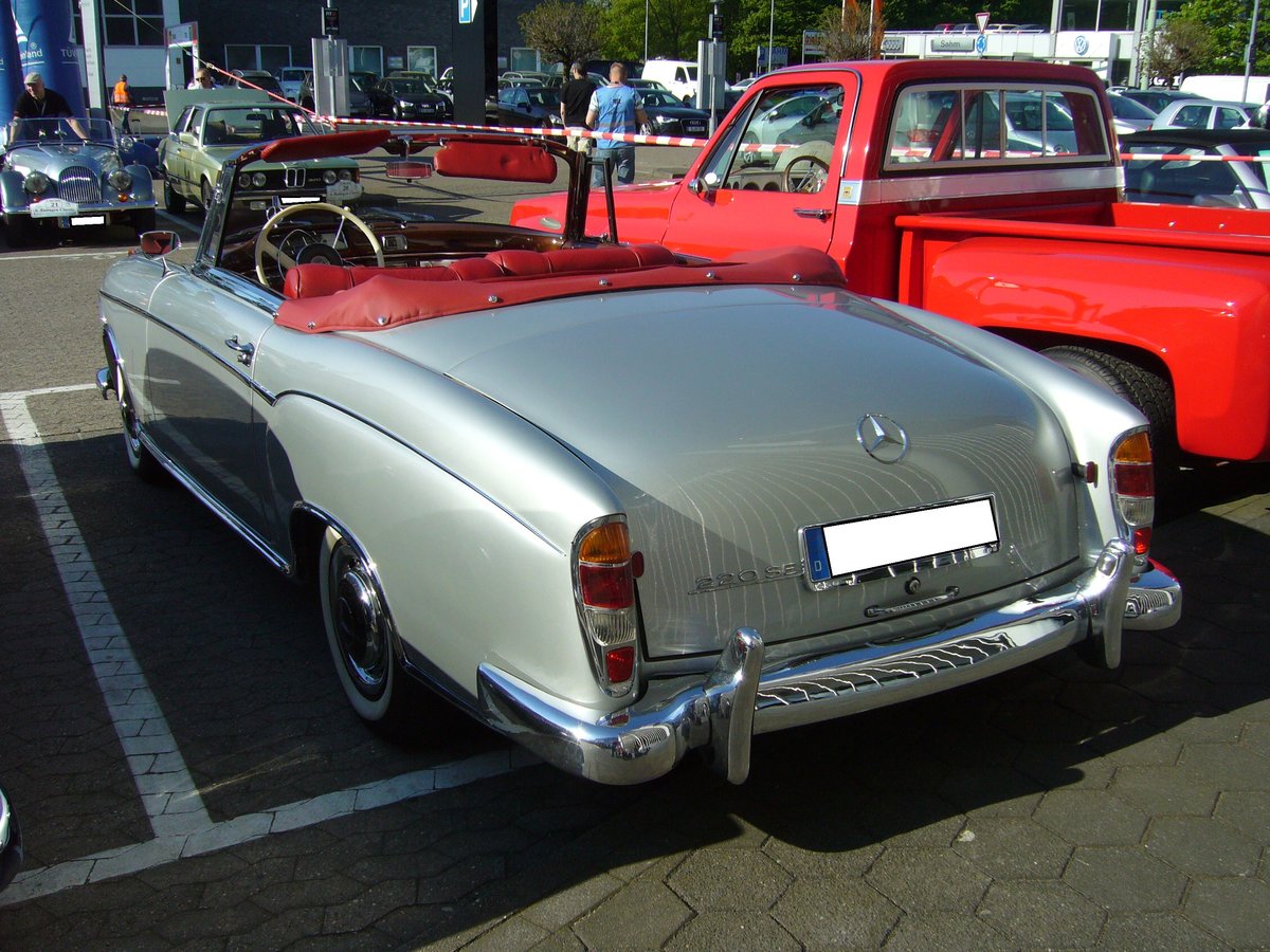 Heckansicht eines Mercedes Benz W128 220 SE Cabriolet. 1958 - 1960. 6. Ratingen Classic am 08.05.2016.
