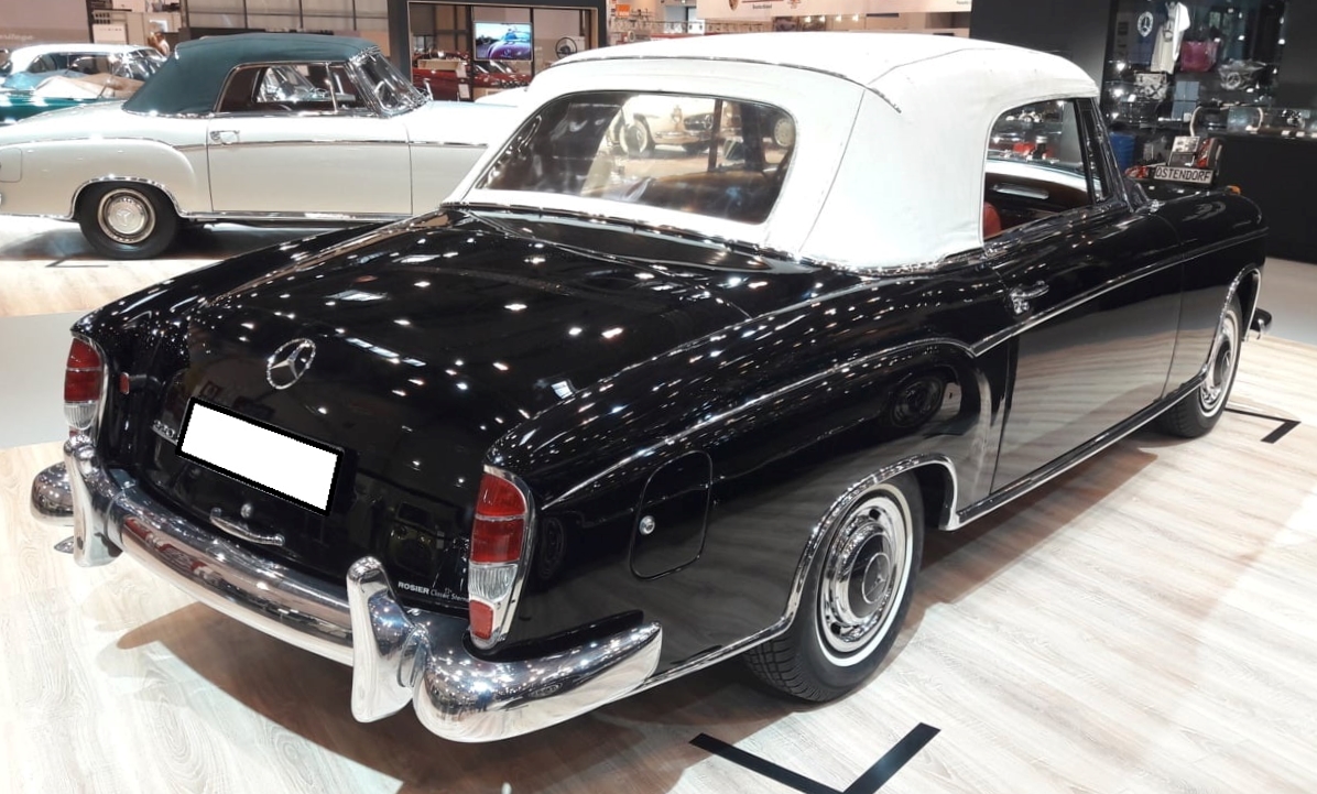 Heckansicht eines Mercedes Benz W128 220SE Cabriolet im Farbton mitternachtsblau aus dem Jahr 1960. Produziert wurde das Modell von Oktober 1958 bis November 1960 in 1112 Einheiten. Ein solches Cabriolet schlug bei seiner Markteinführung mit einem Kaufpreis von mindestens DM 23.400,00 zu Buche. Dafür bekam der Käufer ein formschönes Cabriolet, das mit einem Sechszylinderreihenmotor ausgestattet ist. Aus einem Hubraum von 2195 cm³ leistet der Wagen 115 PS. Die Höchstgeschwindigkeit lag bei 160 km/h. Techno Classica Essen am 27.03.2022.