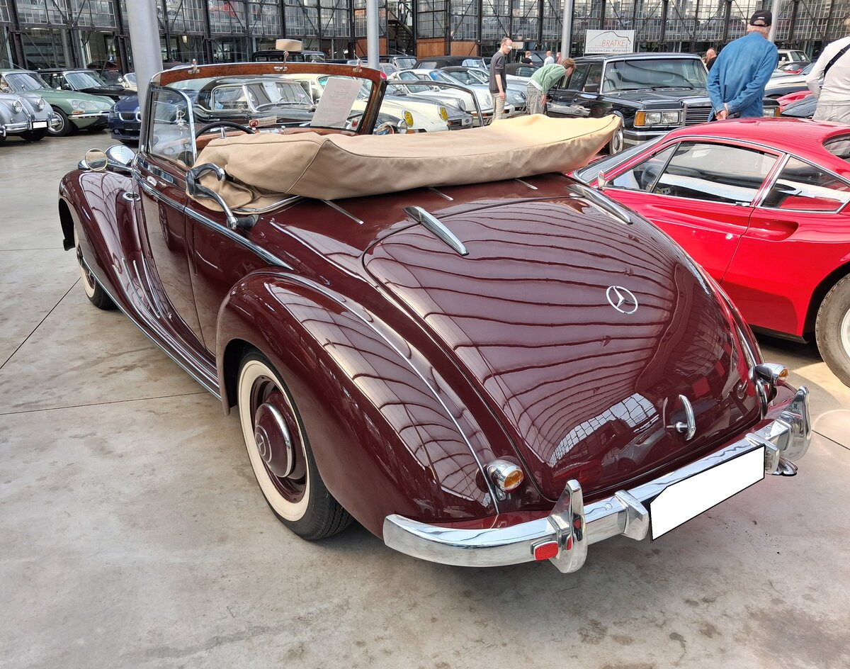 Heckansicht eines Mercedes Benz W136 IV Cabriolet A aus dem Jahr 1949. Classic Remise D�sseldorf am 26.09.2026. 