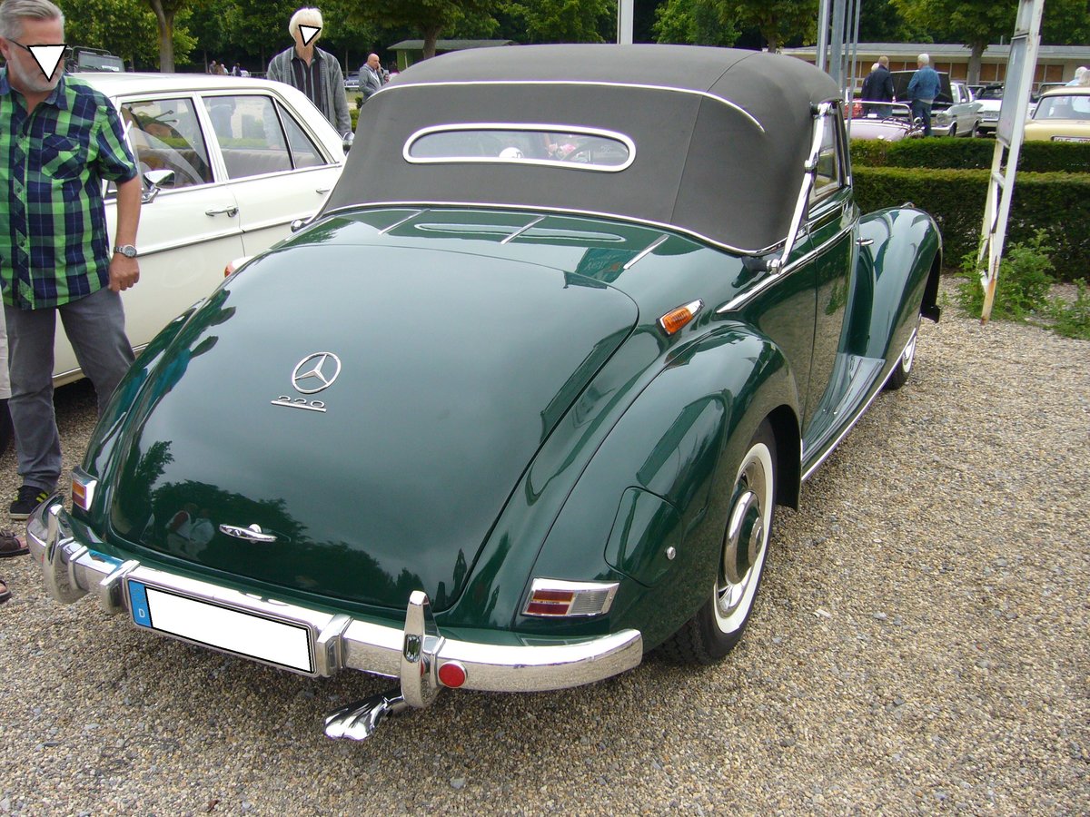 Heckansicht eines Mercedes Benz W187 Cabriolet A. 1951 - 1955. Oldtimertreffen an der Galopprennbahn Krefeld am 16.07.2017.