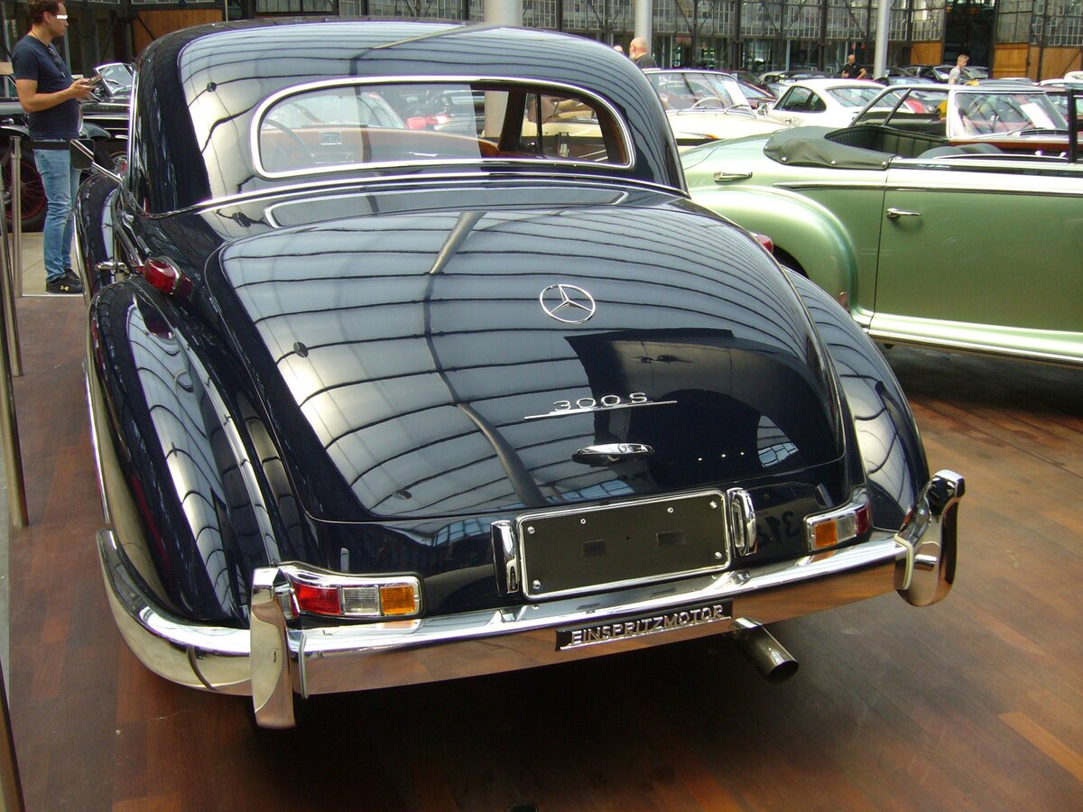 Heckansicht eines Mercedes Benz W188 II 300Sc Coupe. Man beachte den Hinweis auf den  Einspritzmotor  auf der Stoßstange. Classic Remise Düsseldorf am 12.07.2022.