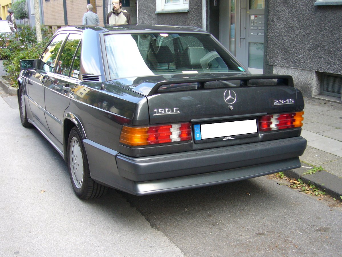 Heckansicht eines Mercedes Benz W201 190E 2.3-16. 1982 - 1988. 10. Dukes of Downtown am 01.09.2018 in Essen-Rüttenscheid.