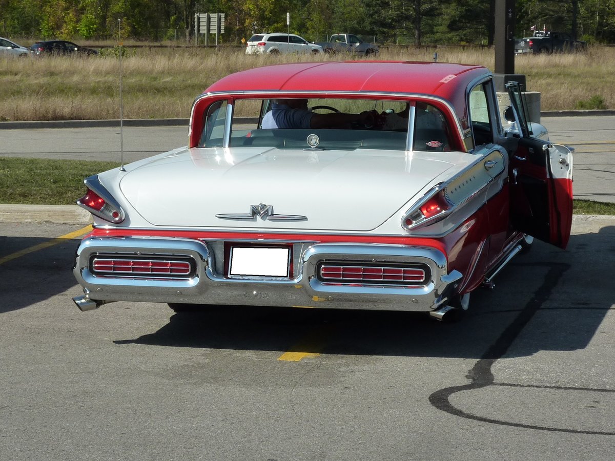 Heckansicht eines Mercury Turnpike Cruiser Hardtop Sedan aus dem Jahr 1957. September 2017 in der Nähe der Niagara Fälle.