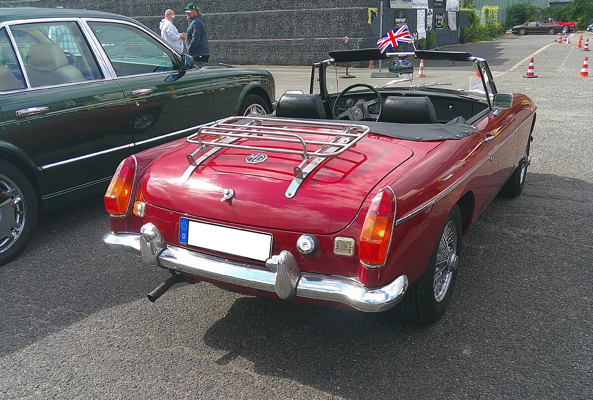 Heckansicht eines MG B im Farbton damask red aus dem Modelljahr 1975. 10. BCMM ( B ritish C ar M otorcycle M eeting) am 19.07.2026 an Mo´s Bikertreff in Krefeld.