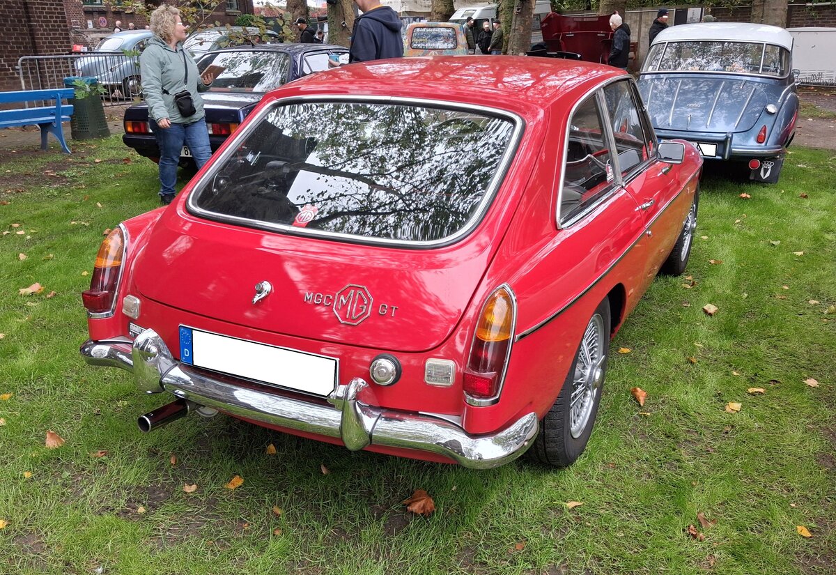 Heckansicht eines MG C GT im Farbton flamenco red. Oldtimertreffen Theater an der Niebu(h)rg in Oberhausen /Rhld. am 18.10.2026.