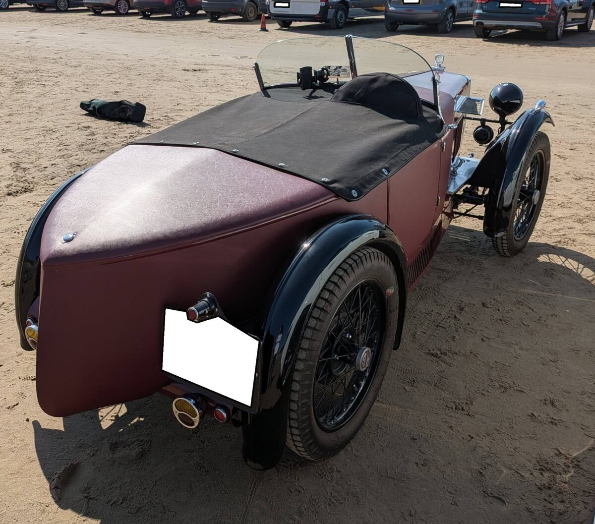 Heckansicht eines MG Midget aus dem Jahr 1930. Man kann sehr sch�n das charakteristische  Bootsheck  der Karosserie erkennen. Oldtimertreffen anl�sslich des 100´ten Jahrestages der Rekordfahrt von BABS am 27.04.2026 am Strand von Pendine Sands/West Wales.