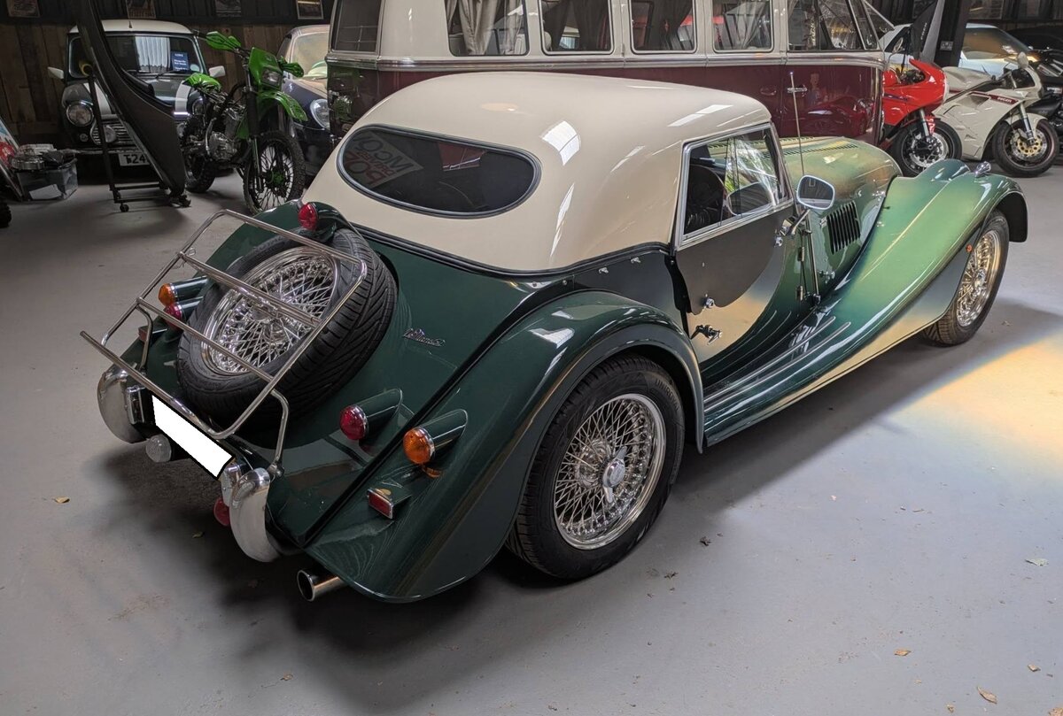 Heckansicht eines Morgan Plus 8  Sonderserie LeMans 62  aus dem Jahr 2002. Ausstellungsraum des Oldtimer-H�ndlers  Ignition Sheed  in Abergavenny/S�d Wales am 17.05.2025.