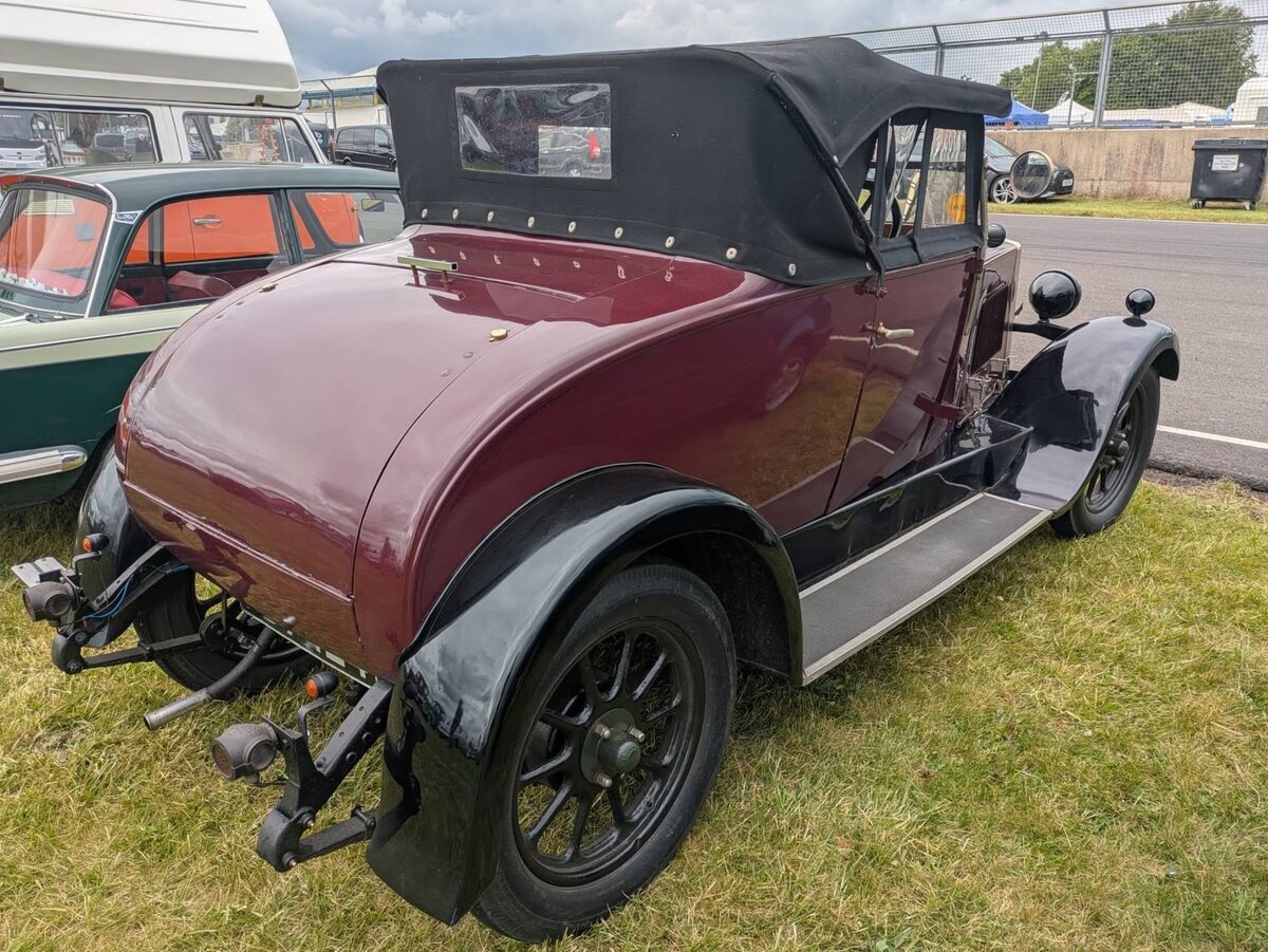 Heckansicht eines Morris Cowley Tourer  Flat Nose  aus dem Jahr 1929. Castle Combe Vintage Show am 19.05.2024 in Wiltshire/England.