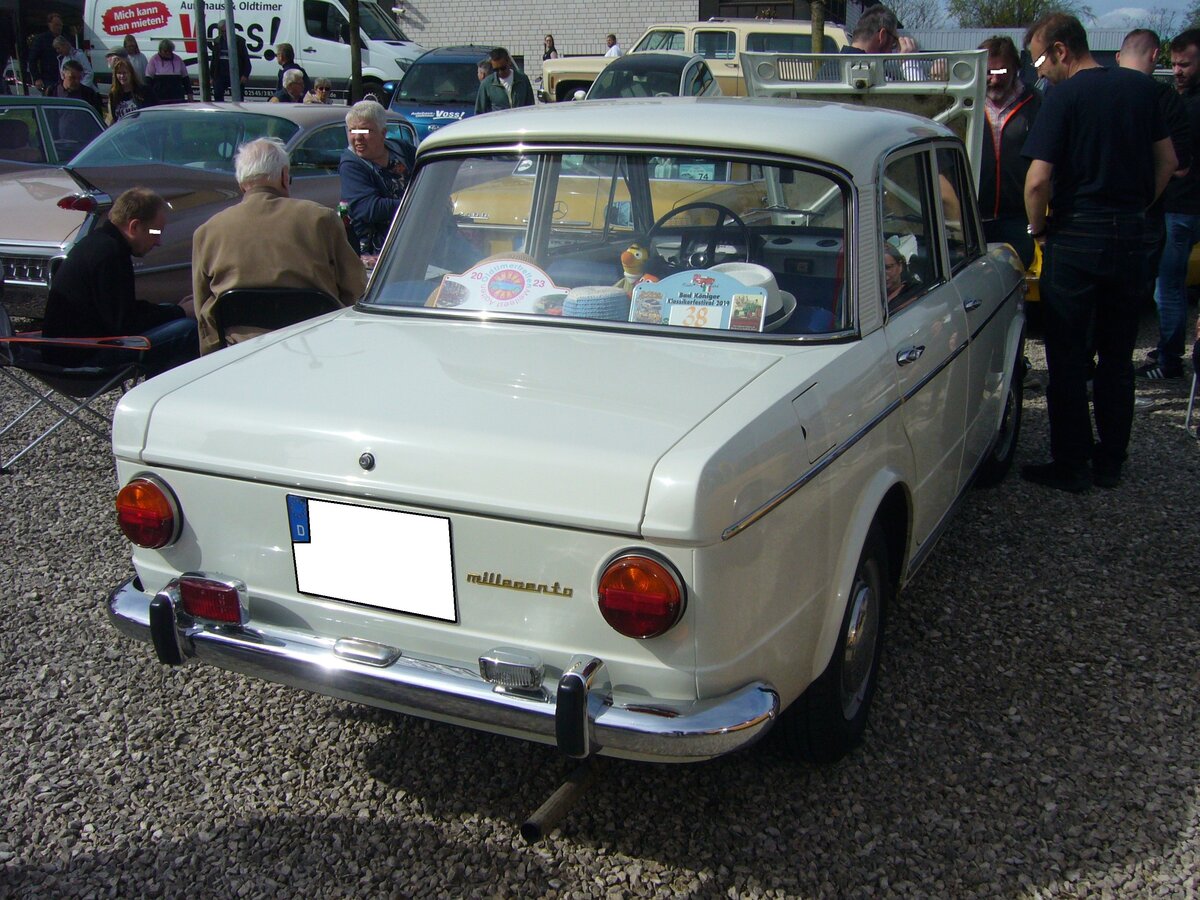 Heckansicht eines NSU-Fiat Neckar 1100R genannt  Millecento , gebaut in den Jahren von 1966 bis 1968. Von diesem Modell, dem letzten der legendären 1100´er Baureihe, wurden bei NSU-Fiat in Heilbronn genau 19.649 Fahrzeuge produziert. Für eine solche viertürige Limousine, dessen Vierzylinderreihenmotor 48 PS aus einem Hubraum von 1089 cm³ leistet, waren DM 5450 zu berappen. Ein Stahlschiebedach kostete DM 290 Aufpreis. Oldtimertreffen beim Autohaus Voss in Rosendahl-Darfeld am 07.04.2024.