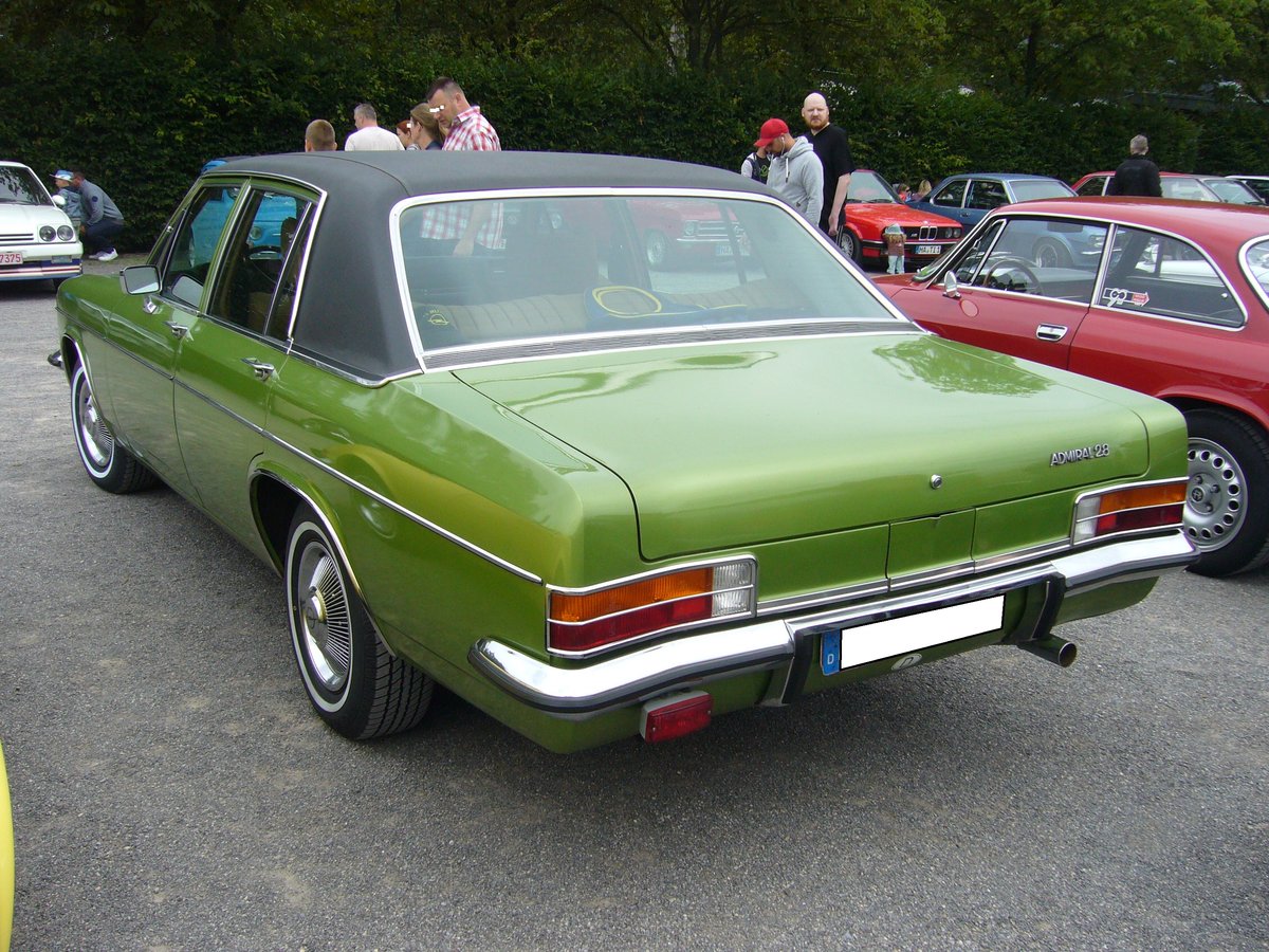 Heckansicht eines Opel Admiral B im Farbton limonengrünmetallic. 1969 - 1977. Oldtimertreffen Nordsternpark Gelsenkirchen am 24.06.2018.