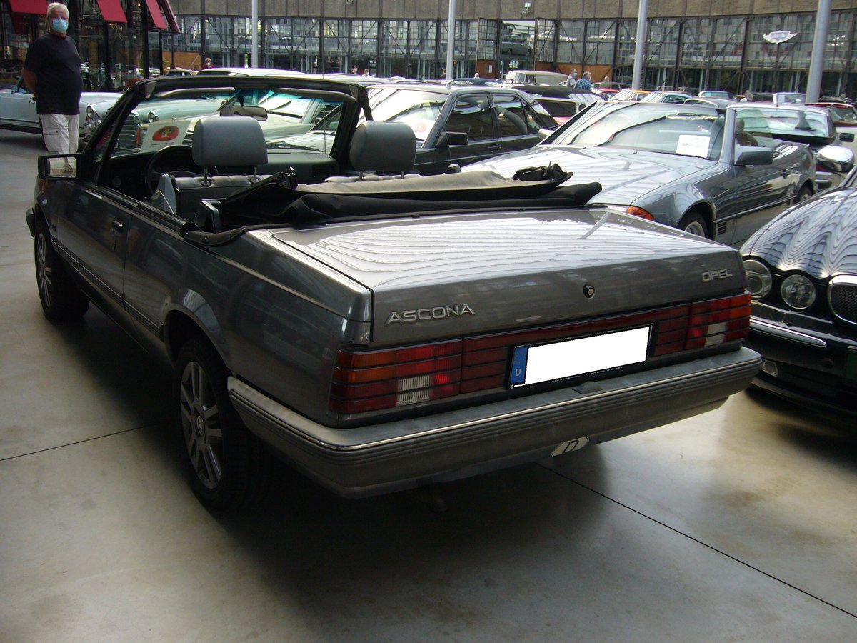 Heckansicht eines Opel Ascona C2 Cabriolet aus dem Jahr 1986. Classic Remise Düsseldorf am 19.07.2020.