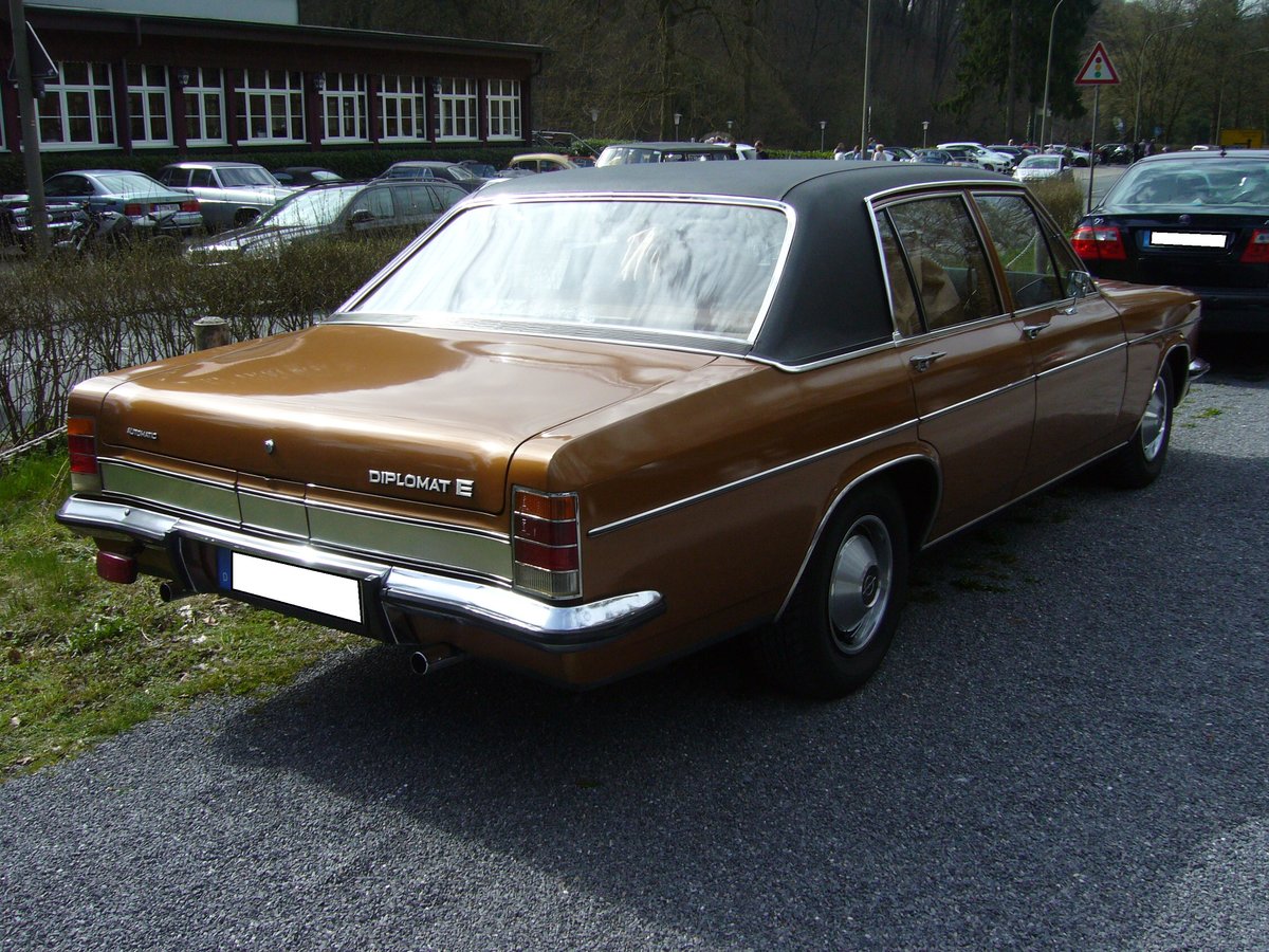 Heckansicht eines Opel Diplomat B 2800 E. 1969 - 1977. Oldtimertreffen  Schwarzwaldhaus  Mettmann am 08.04.2018.