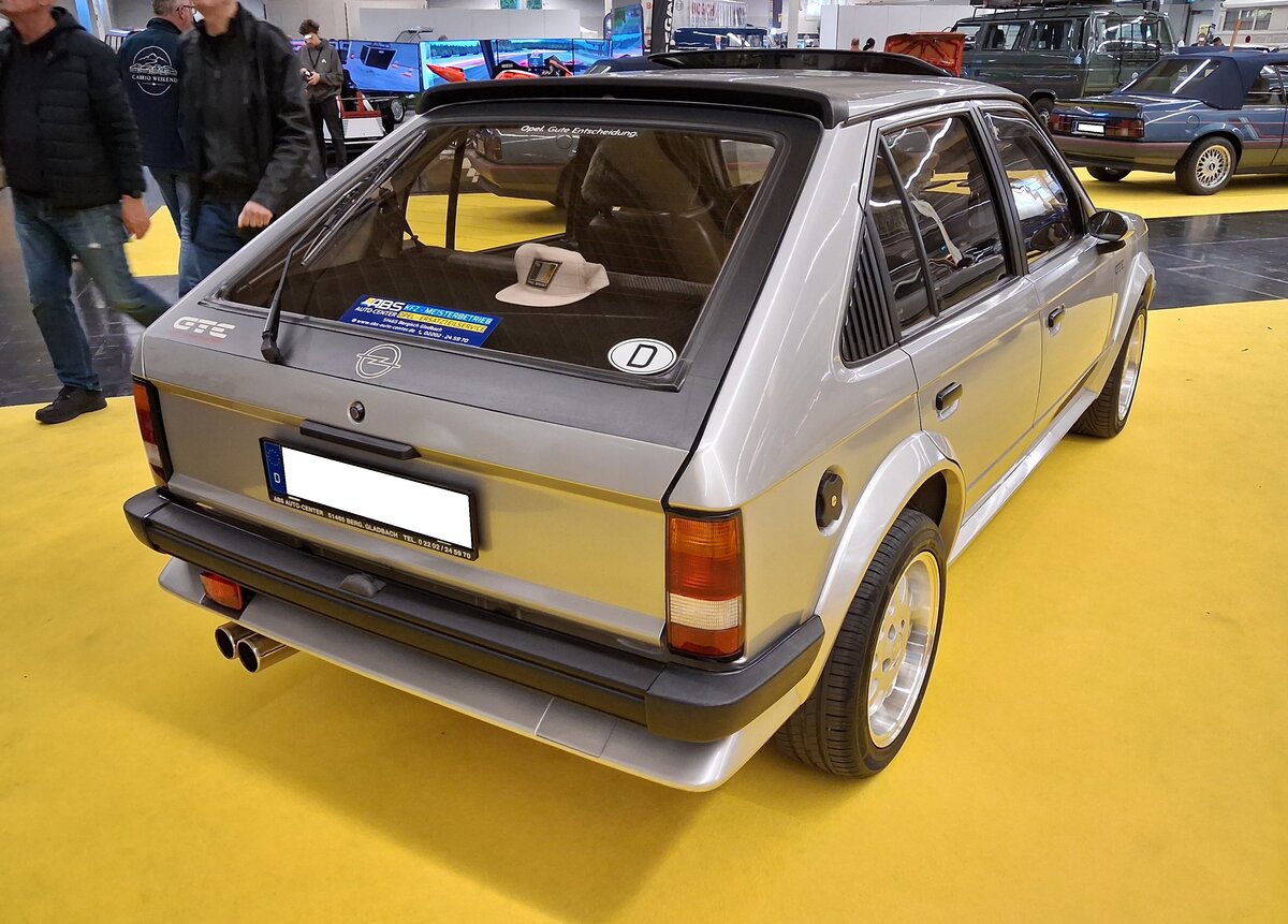 Heckansicht eines Opel Kadett D GTE im Farbton astrosilber. Techno Classica Salon in Dortmund am 25.09.2026.