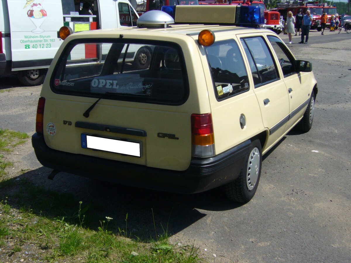 Heckansicht eines Opel Kadett E CarAvan 1.7 Diesel. Ein ehemaliges Fahrzeug des Malteser Hilfsdienstes. Feuerwehr-Oldtimertreffen an der  Alten Dreherei  in Mülheim an der Ruhr am 18.07.2021.