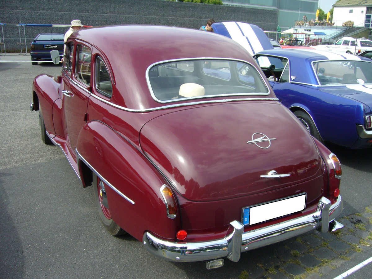 Heckansicht eines Opel Kapitän. 1951 - 1953. Oldtimertreffen Krefeld am 24.05.2015.